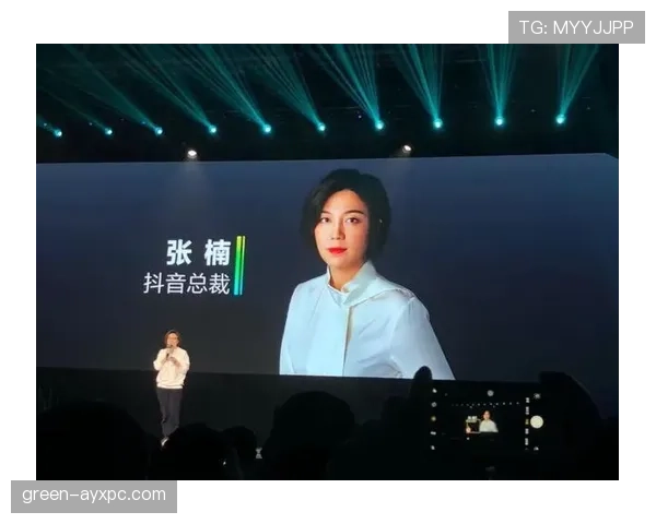 张楠朋友圈那张早晨照，灯光咖啡桌上那块表，消费焦虑瞬间爆表