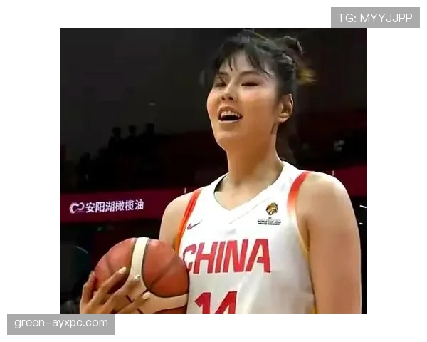 李月汝训练完直接拎爱马仕去吃夜市烧烤