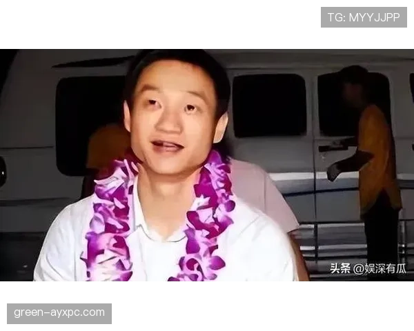 杨威戴着名表排队买烧烤，旁边大爷跟他拉家常，这反差我笑出声