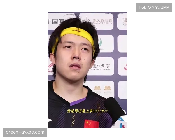 王楚钦戴着豪表蹲路边摊吃夜宵，旁边大爷那表情我笑出了声